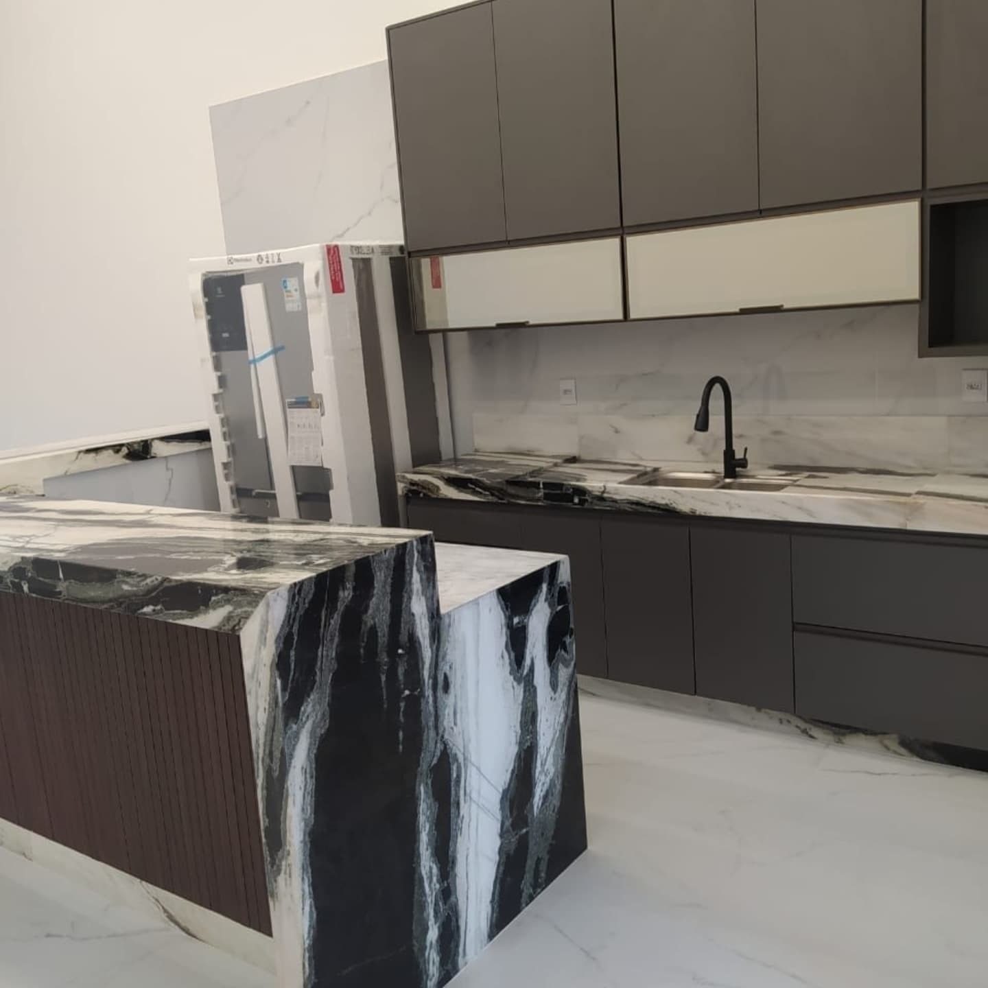 Cozinha com ilha e bancada em quartzito executada pela Catalão Pedras Decorativas