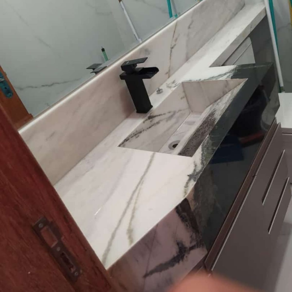 Bancada de banheiro com cuba esculpida e veios