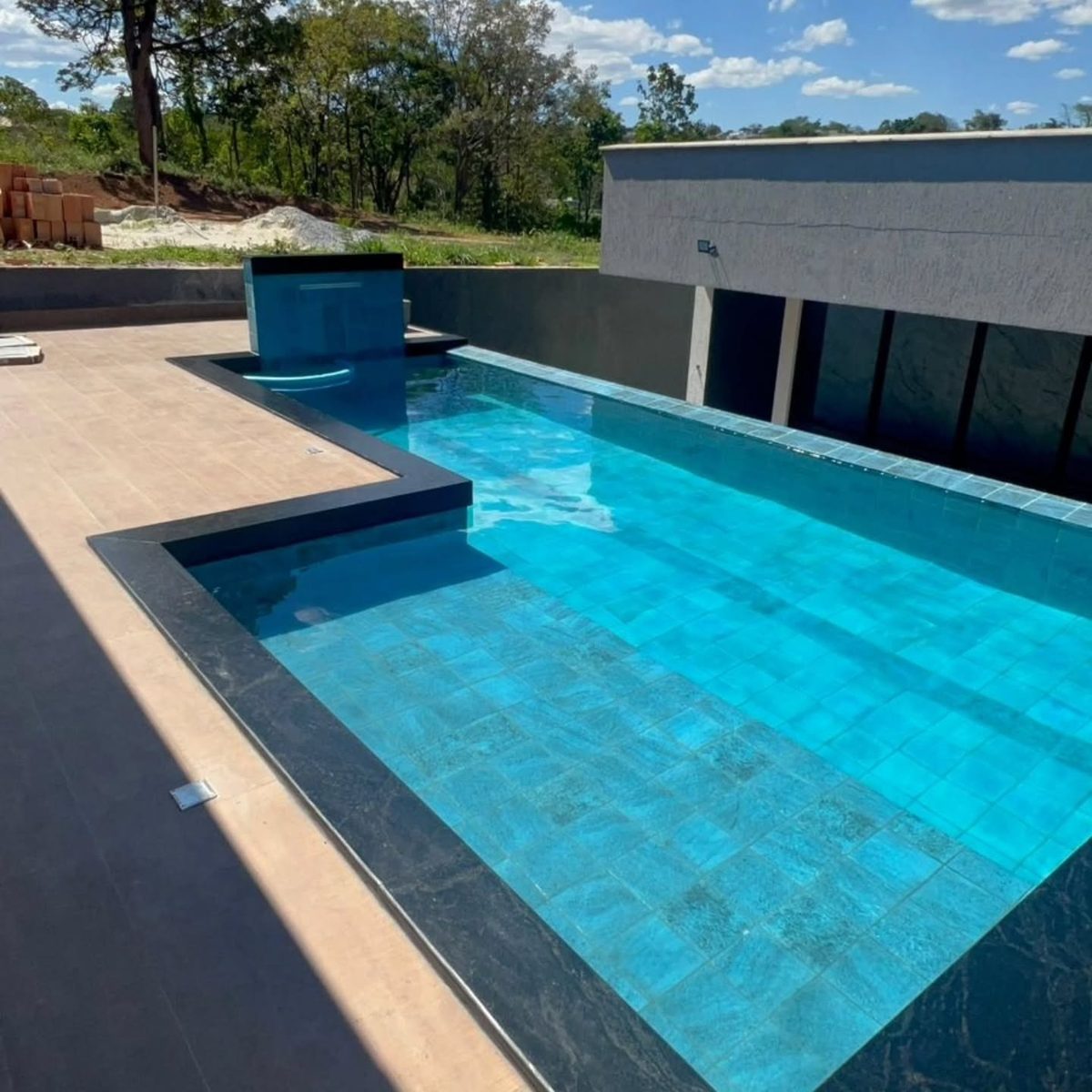 Borda de piscina executada em pedra