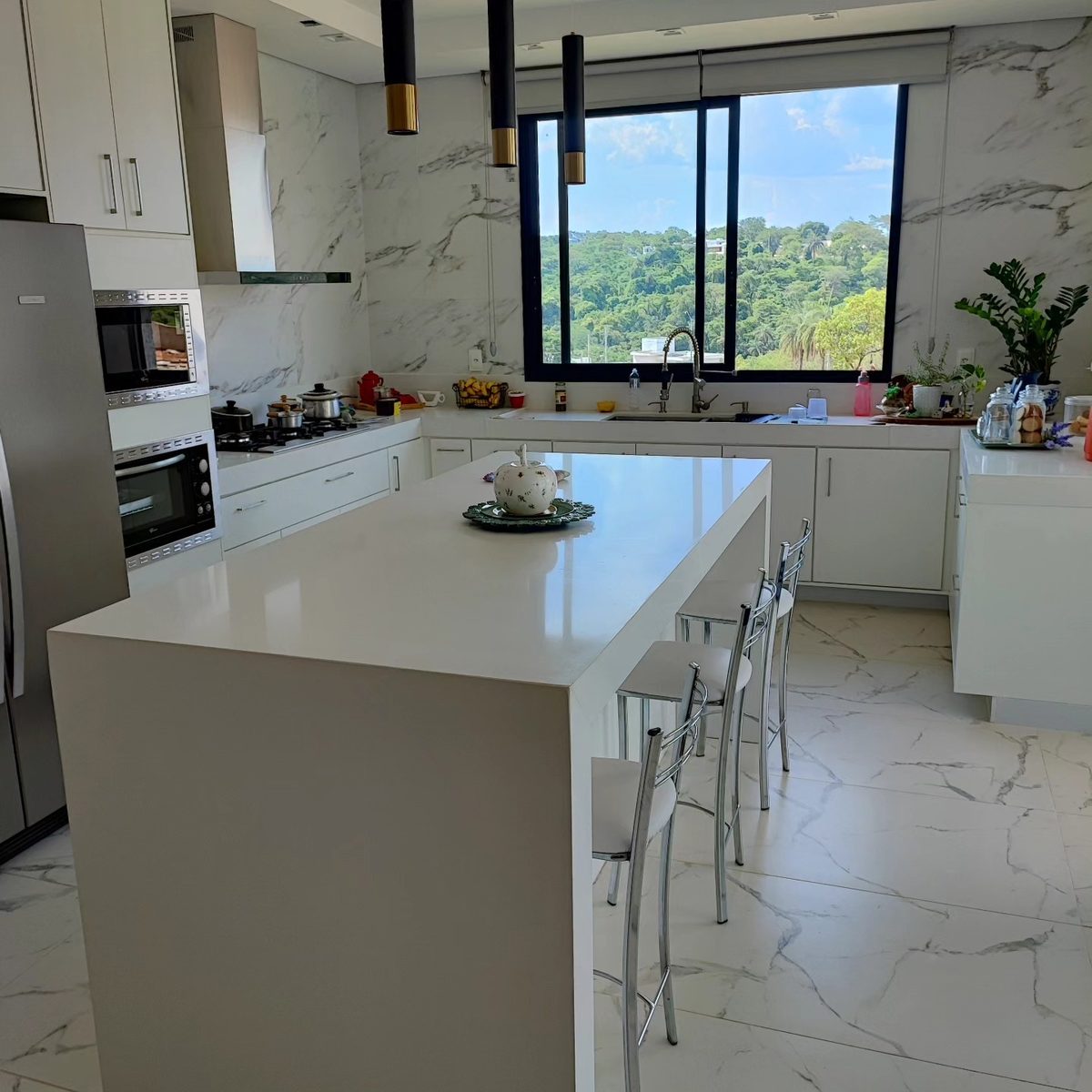 Cozinha com ilha e bancadas claras