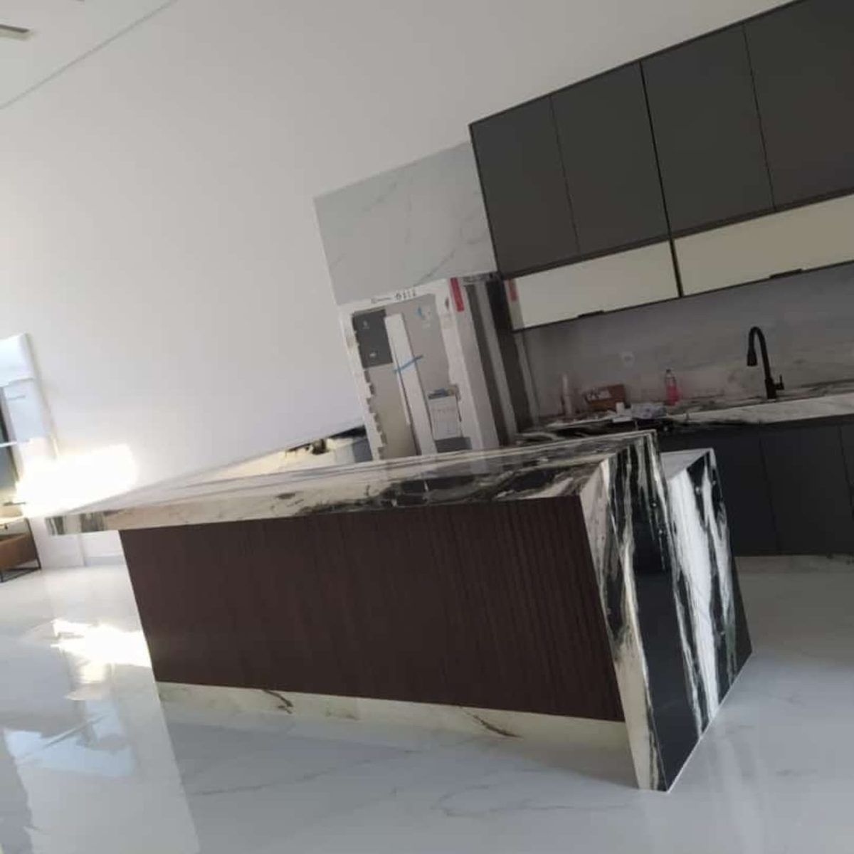 Cozinha com bancada em quartzito de veios preto e branco