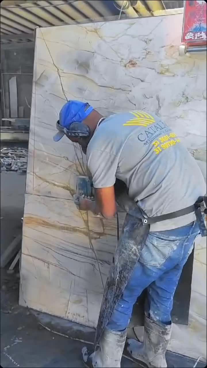 Acabamento manual de chapa na produção da Catalão Pedras Decorativas